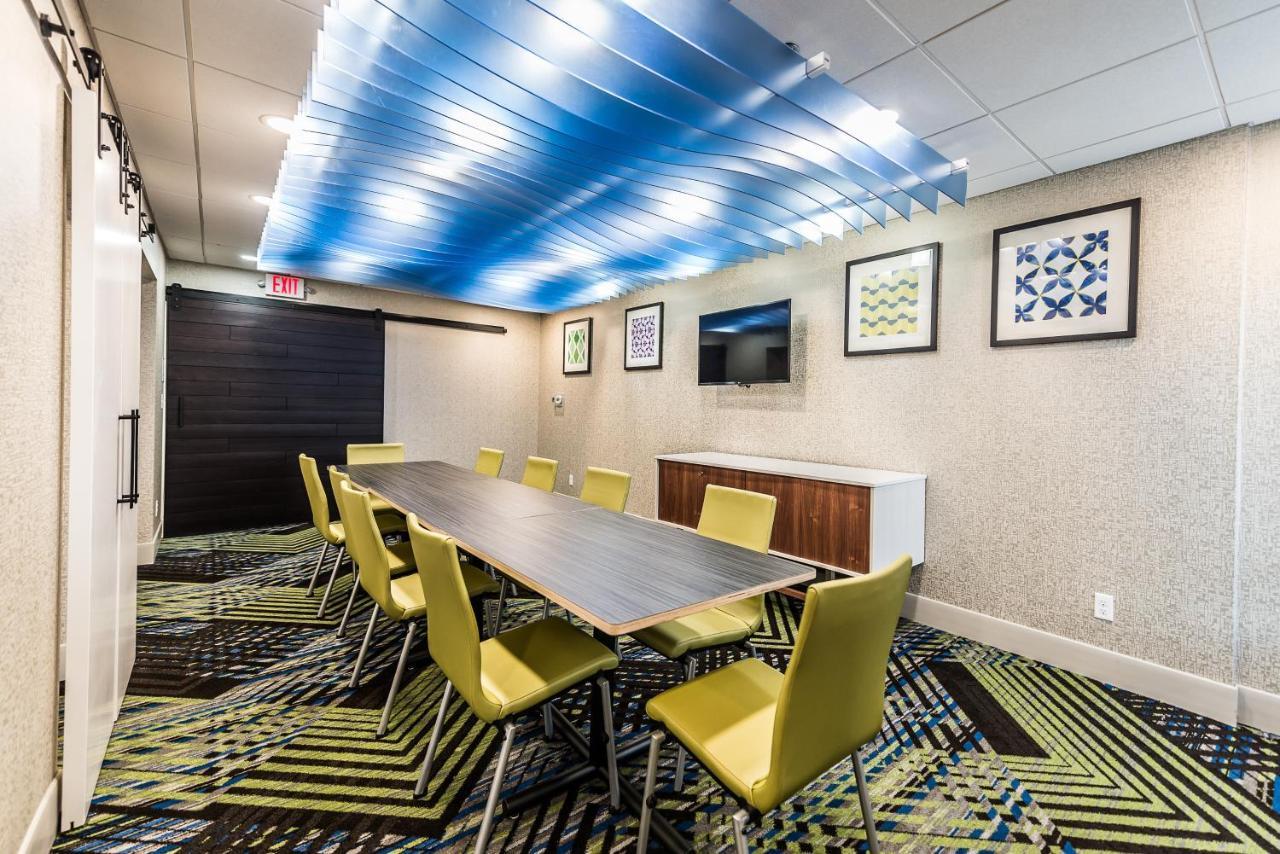 Holiday Inn Express Flint-Campus Area By Ihg Екстериор снимка