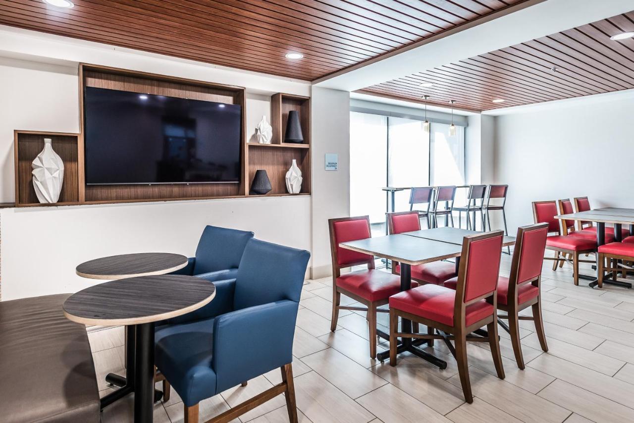 Holiday Inn Express Flint-Campus Area By Ihg Екстериор снимка