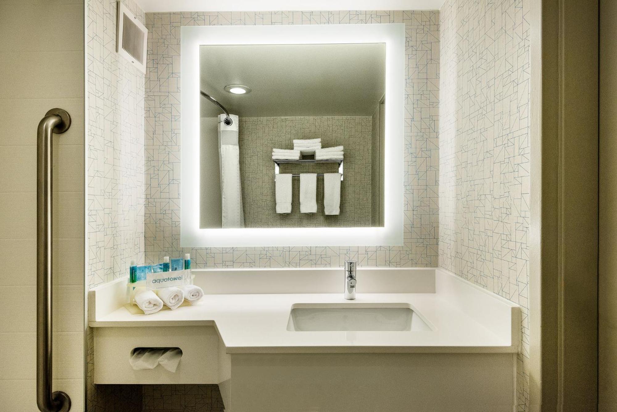Holiday Inn Express Flint-Campus Area By Ihg Екстериор снимка
