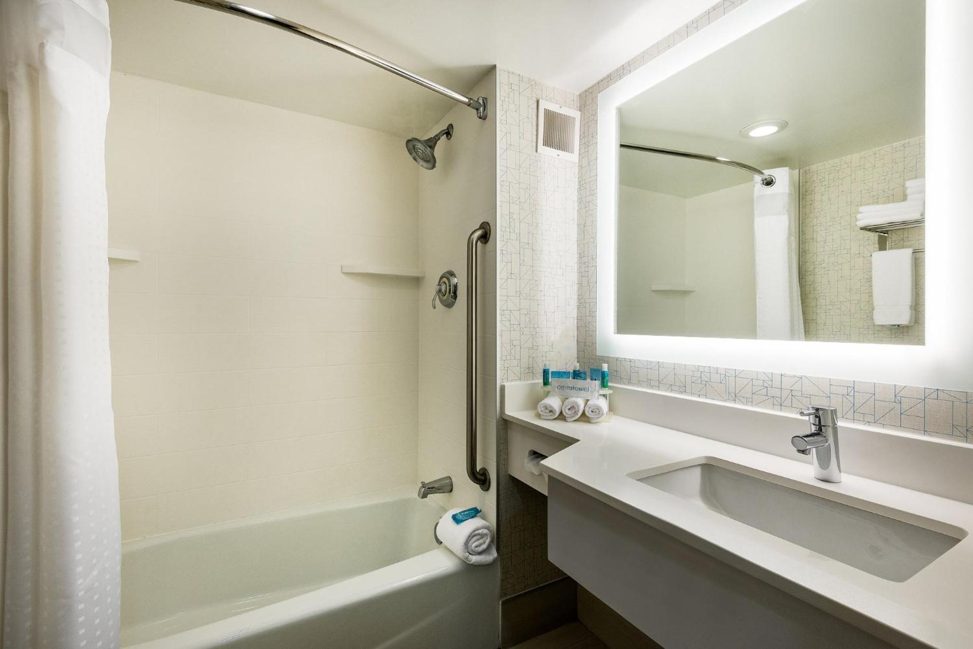 Holiday Inn Express Flint-Campus Area By Ihg Екстериор снимка